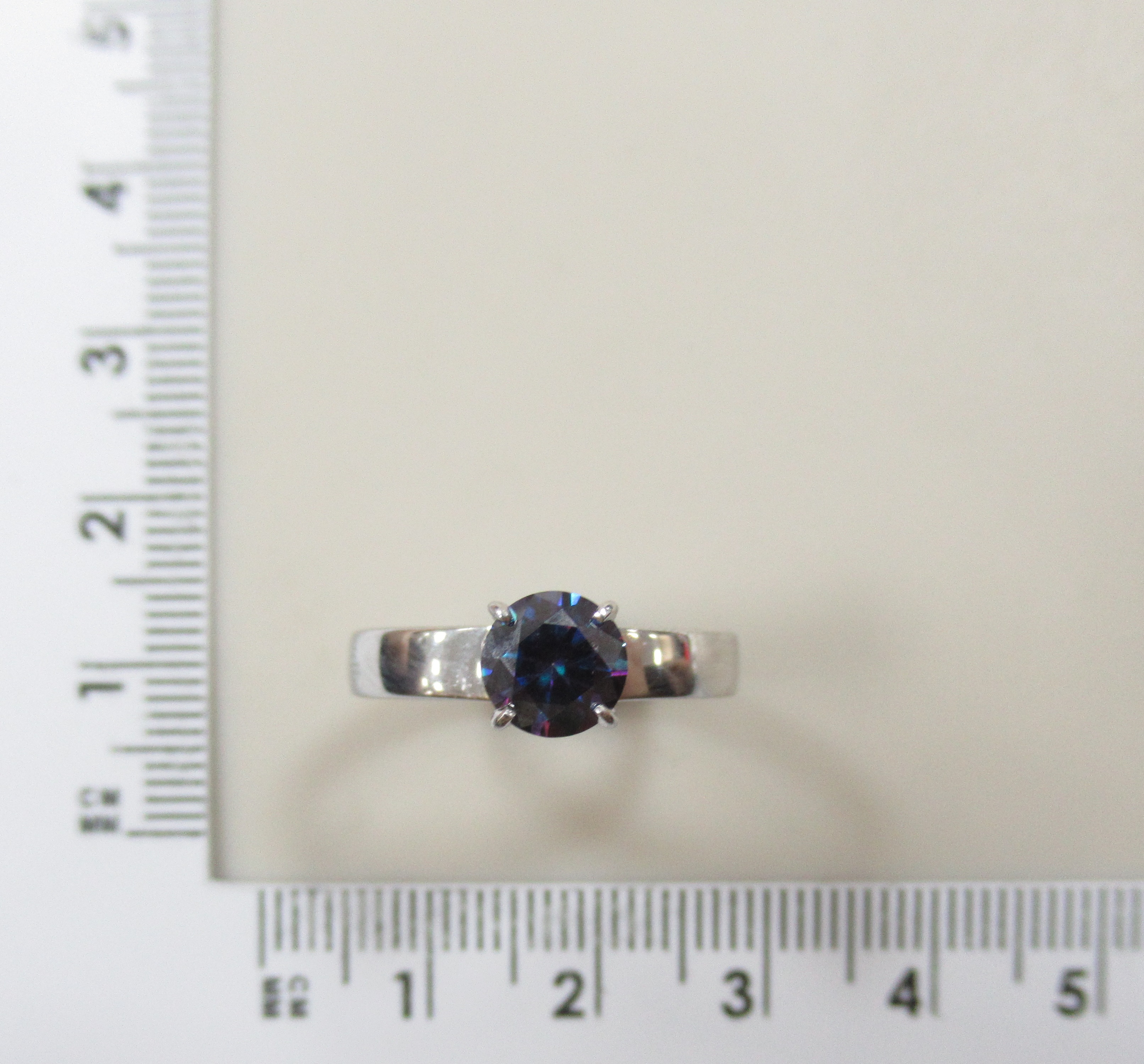 Серебряное кольцо с фиолетовым муассанитом